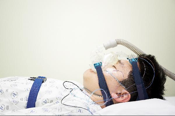양압기 끼고 있는 남성