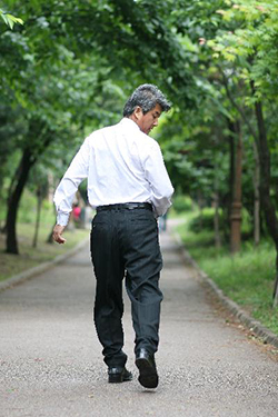 걷고 있는 사람 두 명
