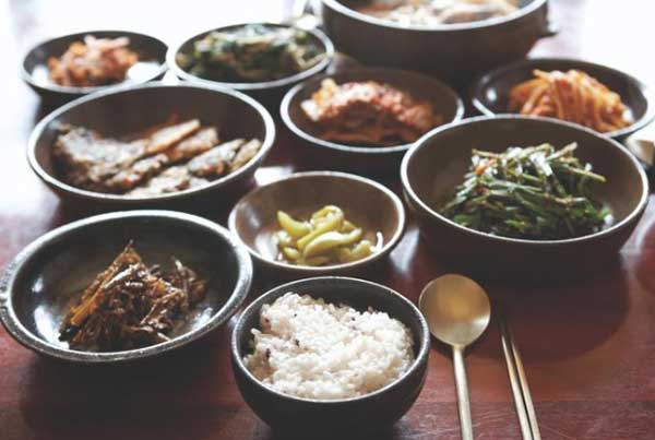 식사가 차려진 밥상 사진