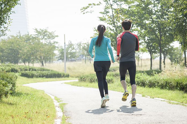 두 사람이 공원을 걷고 있다