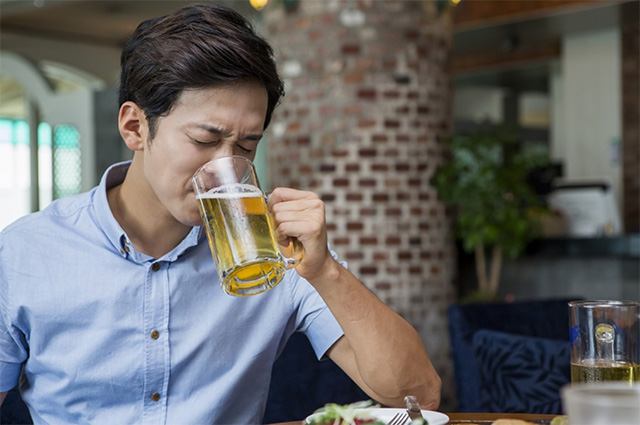 맥주 마시는 남성