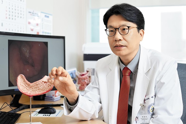 미만성 위암은 암세포가 덩어리로 자라는 장형 위암에 비해 50대 미만 젊은 층에게 많이 생긴다. 건국대병원 소화기내과 박형석 교수는 “속쓰림이 1주일 이상 계속되거나, 1달 이상 체중이 계속 줄어들면 내시경 검사를 꼭 해야 한다”고 말했다.