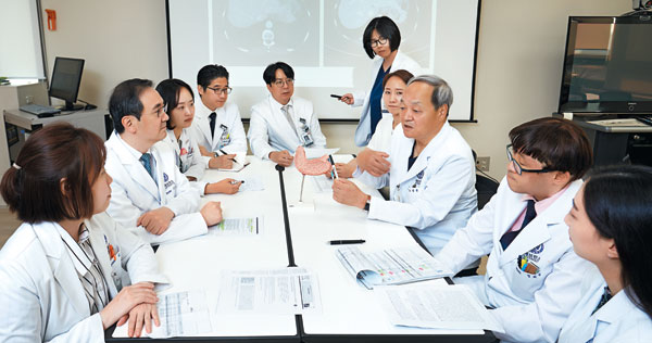 강남세브란스병원 위암센터는 진행된 위암 환자도 긴밀한 다학제 협진을 통해 완치를 목적으로 항암치료와 수술을 하고 있다.