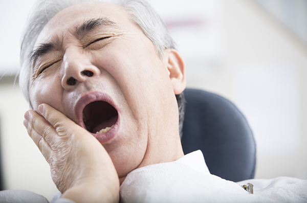 얼굴 아파하는 남성 노인