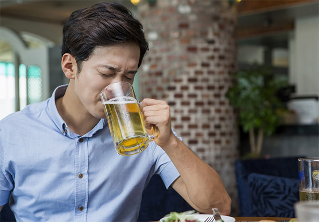 맥주 마시는 남성