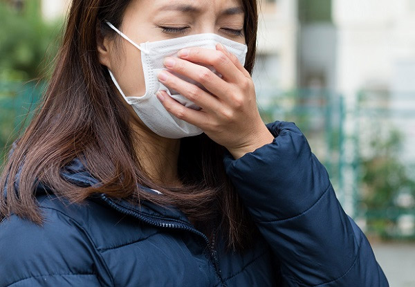 마스크하고 기침하는 여성