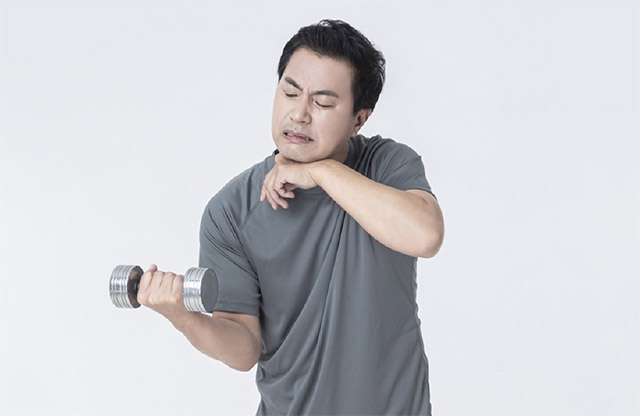힘들게 운동하는 남성 사진
