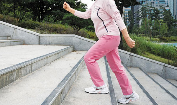 걸을 때 팔 앞뒤로 흔들어야 건강 효과