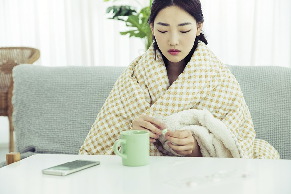 감기 환자가 약을 먹으려 하고 있다