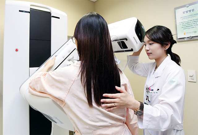 유방암 진단을 위해 맘모그램 검사를 하는 모습