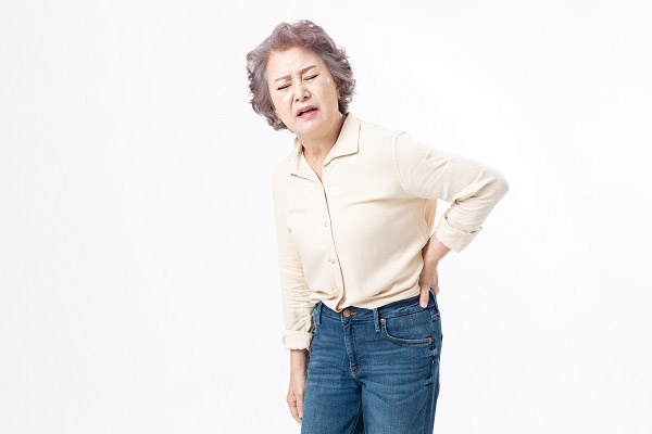 허리 아파하는 노인