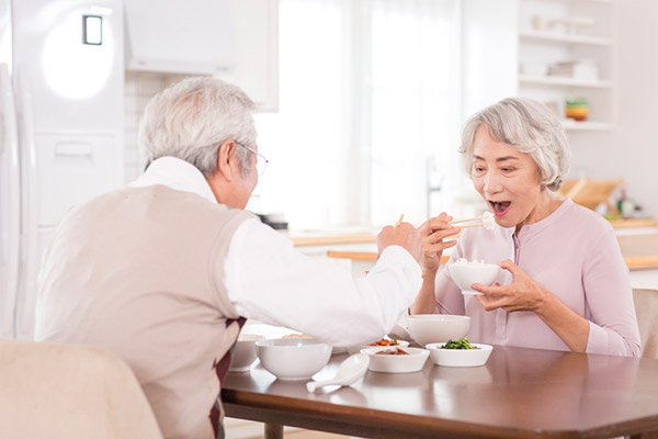 식사하는 노부부 사진