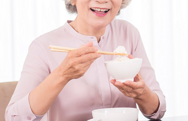 밥 먹는 사람