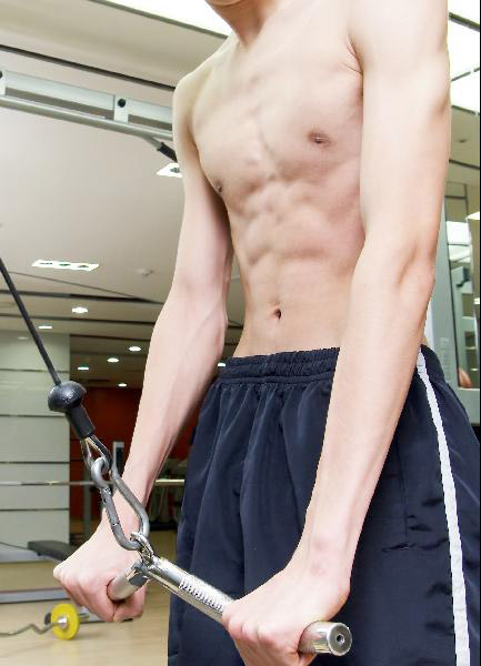마른 남성이 운동하는 모습
