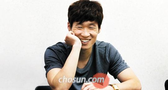 
	8년 전인 2005년 프리미어리그에 첫발을 내디뎠을 때 만났던 모습보다 박지성은 한결 편안하고 여유로웠다.
