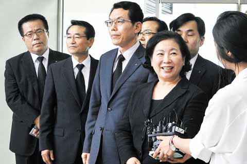 현정은(오른쪽에서 둘째) 현대그룹 회장이 금강산에서 열린 고 정몽헌 회장의 10주기 추모식을 마치고 지난 3일 오후 4시쯤 강원도 고성군 동해선 남북출입사무소를 통해 귀환하고 있다. 현 회장은 “금강산 관광을 포기하지 않을 것”이라고 말했다