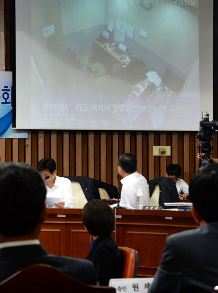 
	16일 국가정보원 댓글 의혹사건 등의 진상 규명을 위한 국회 국정조사 청문회에 증인으로 출석한 원세훈(앞줄 오른쪽) 전 국정원장과 김용판(앞줄 왼쪽) 전 서울지방경찰청장이 통합진보당 이상규 의원이 준비한 CCTV 영상을 바라보고 있다.
