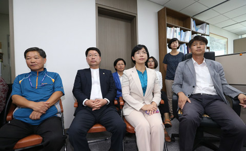 
	지난 8월 28일 국정원이 이석기 의원의 국회 사무실 압수수색을 시도하자 이정희, 김재연 통합진보당 의원 등이 집무실 앞에 앉아 압수수색을 막고 있다. /조선DB
