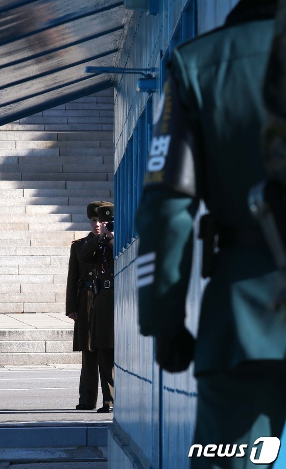 
	29일 오전 경기 파주시 판문점에서 북한군 경비병들이 남쪽을 향해 사진촬영을 하고 있다. 2014.1.29/뉴스1 ? News1 사진공동취재단
