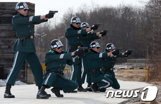 
	29일 오후 JSA경비대대 대원들이 K-5권총사격 훈련을 하고 있다. 2014.1.29/뉴스1 ? News1 사진공동취재단
