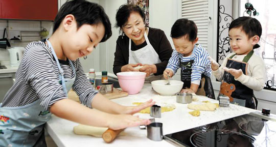 1세대 푸드스타일리스트이자 요리연구가인 강홍준씨가 손자들과 함께 음식을 만들고 있다.