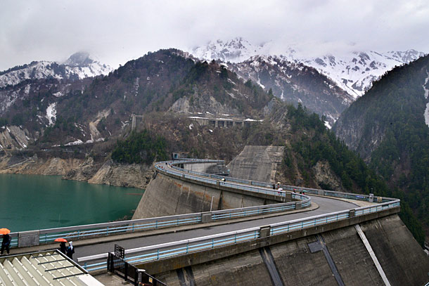 구로베댐은 해발 1,454m에 만들어진 높이 186m, 길이 492m에 달하는 수력발전용 댐이다.