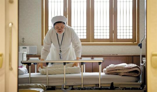 지난달 6일 오후 서울성모병원 호스피스 완화의료센터에서 라정란 수녀가 임종환자가 들어올 병실을 정돈하고 있다