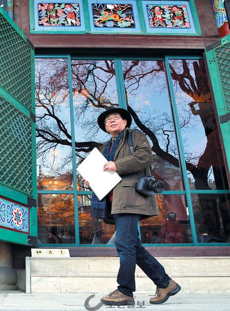 김영택 화백이 서울 조계사 경내에서 스케치할 건축물들을 둘러보고 있다. 