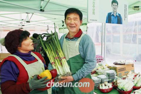 쇠락해가던 봉평장(강원도 평창군 봉평면)에 기능과 멋을 갖춘 디자인이 이식되자 부활했다. 200여일 만에 방문객은 2배, 매출은 30%가 늘었다. 이 시장에서 20년 동안 장사를 했다는 야채 가게 ‘진주상회’ 주인 부부 양태원·김애란씨가 지난달 22일 봉평장 상인들이 함께 맞춘 앞치마를 입고 웃고 있다