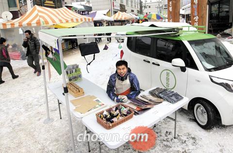 백화점처럼 안내센터도 만들어 - 5일장이 열리는 날이면 강원도 평창군의 재래시장인 봉평장 한가운데에 세워지는, 자동차를 리모델링해 만든 간이 안내센터의 모습. 이 센터에선 찾는 물건이 어디 있는지 안내를 받거나 메밀 주머니, 장바구니 같은 기념품을 살 수 있다