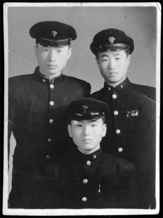 동지상고 시절 이명박 전대통령(맨 왼쪽)과 김창대씨(맨 오른쪽).