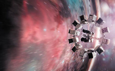 지난해 개봉한 영화‘인터스텔라’에서 우주선‘인듀어런스호’가 거대한 블랙홀로 빨려 들어가고 있다.