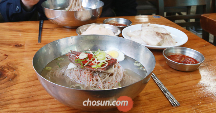 미쉐린 가이드 서울편에서 ‘빕 구르망’으로 뽑힌 ‘필동면옥’의 평양냉면. ‘빕’은 미쉐린타이어 로고인 비벤둠(Bibendum)의 약칭이고, ‘구르망’은 미식가를 뜻하는 프랑스어다.