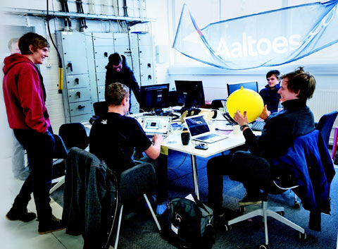 핀란드 에스푸에 위치한 대학생 창업 활동 공간인‘알토 벤처 거라지(Aalto Venture Garage)’에서 창업을 꿈꾸는 대학생 기술 개발자들이 의견을 나누고 있다.