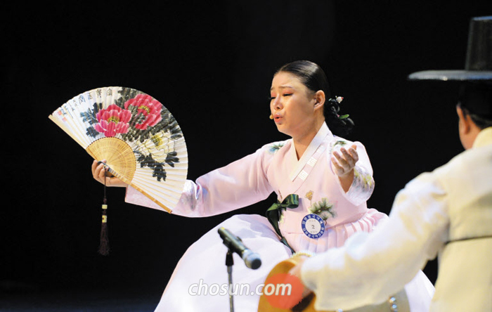 18일 오후 광주광역시 국립아시아문화전당 예술극장에서 열린 제25회 임방울국악제 결선에서 ‘심청가’ 중 ‘타루비’ 대목을 불러 대상을 탄 김연옥씨. 