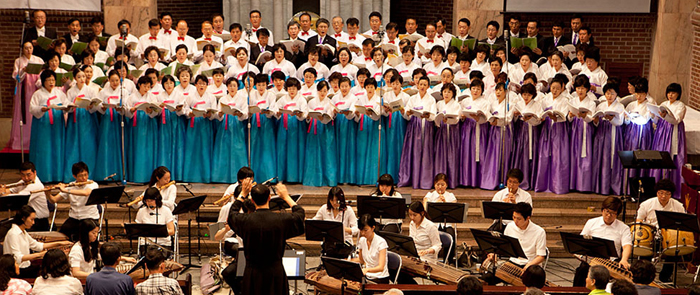 지난 2010년 열린 제4회 국악성가축제 모습. 지휘자가 강수근 신부.