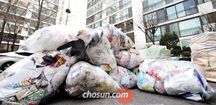 지난 28일 오전 서울 강남지역 한 아파트에 비닐 쓰레기들이 쌓여 있다. 재활용품 수거 업체들이 4월 1일부터 폐비닐을 수거하지 않을 것이라는 이야기가 나오면서, 주민들이 폐비닐을 한번에 내놓은 것이다.