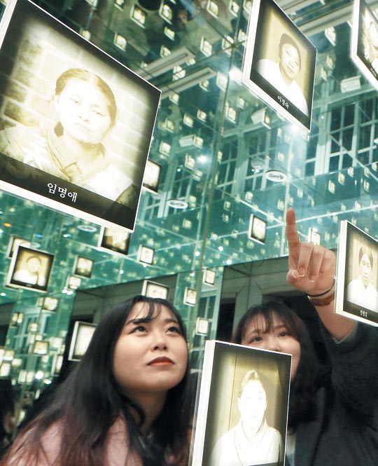 서울 서대문형무소 역사관을 찾은 시민들이 여성 독립운동가들의 사진을 보고 있다