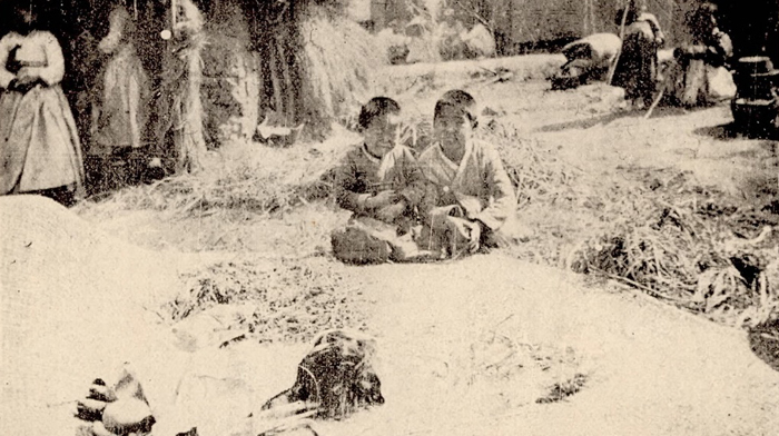 1919년 4월 일제에 의해 학살된 형제의 시신 앞에서 울고 있는 화수리의 아이들. 임정 기관지 독립신문 1920년 3월 1일 자에 실린 사진이다.