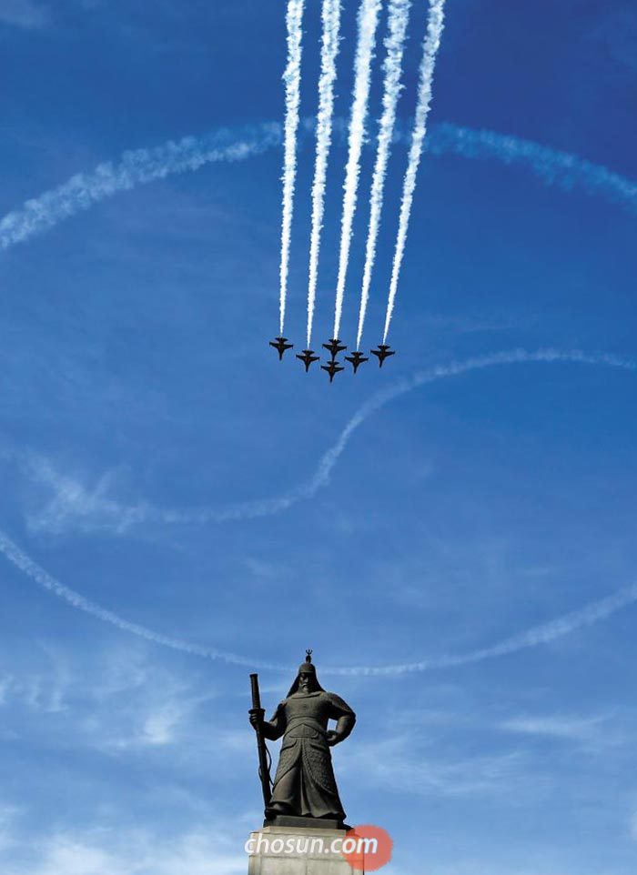 공군 특수비행팀인 '블랙이글스'가 25일 3·1절 100주년 기념행사를 앞두고 서울 광화문광장 상공에서 사전 연습 비행을 하고 있다.