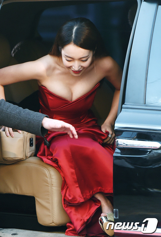 서민지, '글래머 몸매 감당 못하는 붉은 드레스' 서민지, '글래머 몸매 감당 못하는 붉은 드레스'