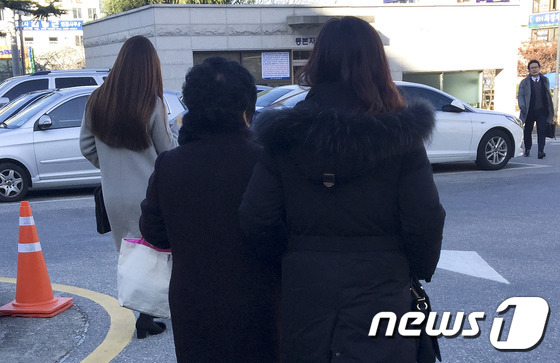 법정 나서는 '드들강 여고생 살인사건'피해자 어머니