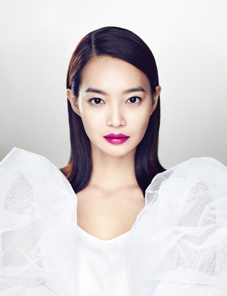 예쁜 보라색 입술을 만들려면 피부 톤을 환하게 표현하는 것이 가장 중요하다. 입술에 헤라의 루즈 홀릭 247호 스타일 퍼플을 바를 때는 우선 립 컨실러로 원래의 입술색을 없앤 후 파우더를 바른 퍼프로 눌러서 살짝 매트한 질감으로 만든다. 순수하고 어려 보이는 이미지로 연출하고 싶다면 입술산을 조금 높여 그리고 아랫입술 중앙을 도톰하게 그리면 된다. 드레스는 곽현주 컬렉션 (Kwak Hyun Joo Collection).