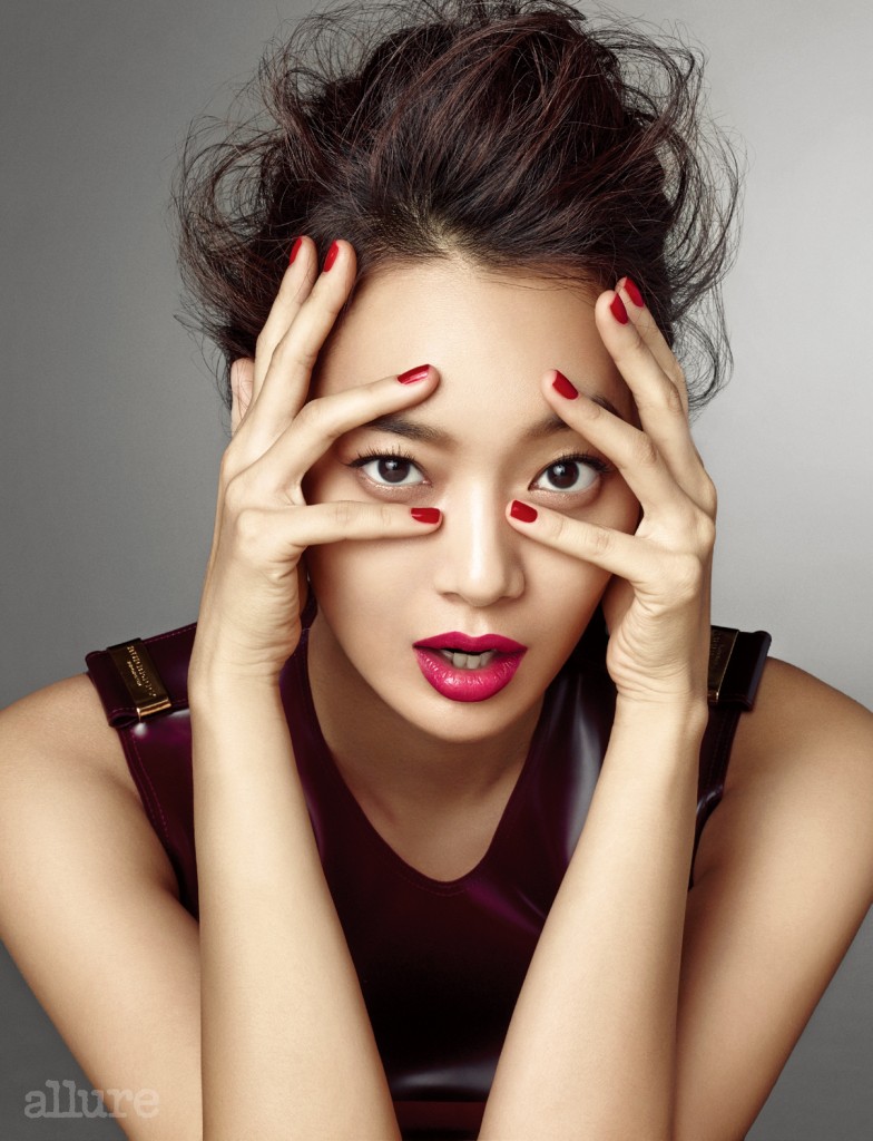 강렬하고 섹시한 이미지 연출을 위해 주로 사용하던 레드 컬러 립스틱이라도 메이크업 방법에 따라 사랑스러운 느낌의 입술로 연출할 수 있다. 특히 헤라의 루즈 홀릭 키스 베리는 핑크색이 살짝 감도는 레드 컬러의 립스틱이라 드레시하거나 캐주얼한 스타일 모두에 어울린다.
