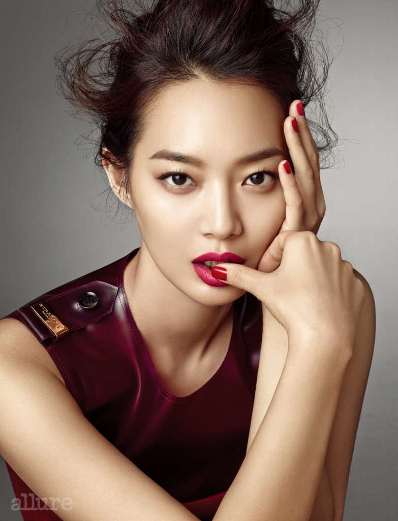 핑크 레드색 립스틱을 사랑스러운 느낌으로 연출하기 위해서는 피부 톤을 지나치게 밝게 하지 않도록 주의한다. 자신의 피부 톤을 살려 베이스 메이크업을 한 후, 입술을 그릴 때는 자연스럽게 립 라인을 따라 과장 없이 그리되 아랫입술만 원래 입술 크기보다 조금 도톰하게 그리는 정도로 연출하면 가장 예쁘다.
