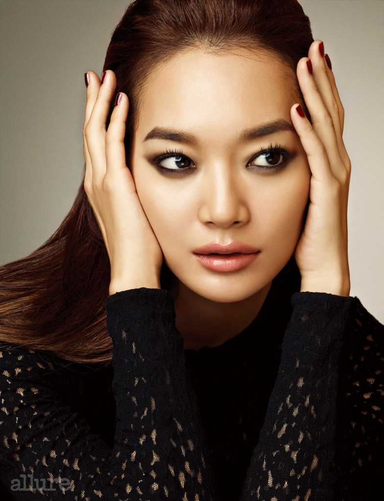 보디슈트는 월포드(Wolford).