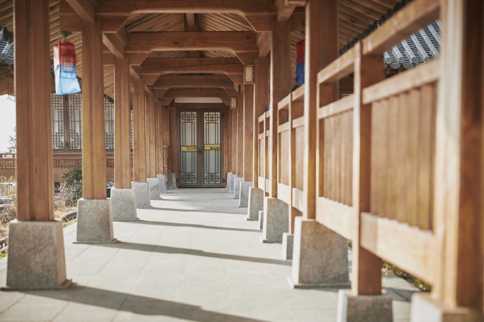 전남 영암 소재 한옥호텔 '영산재' 복도. (사진=위드이노베이션 제공)