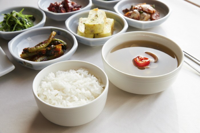 전남 영암 소재 한옥호텔 '영산재' 식사. (사진=위드이노베이션 제공)