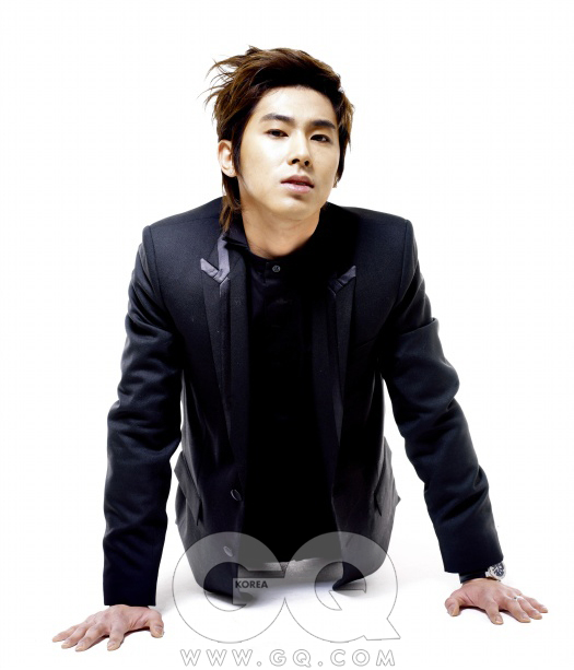 ìž¬í‚·ì€ í”„ë§ê¸€ by 10꼬르소꼬모, ì…”ì¸ ì™€ 보타ì´ëŠ” 디올, íŒ¬ì¸ ëŠ” 24/7 by íƒ±ê³ ë“œìƒ¤, í¬ì¼“스퀘어는 ëŒì²´&가바나, 구ë‘는 루ì´ë¹„통