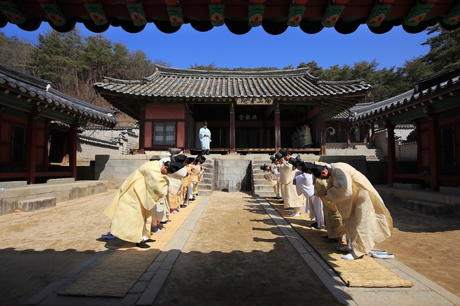 세계유산 목록에 오른 도산서원. 내부 마당에서 선대 유학자들에게 제례를 올리고 있는 모습이다.